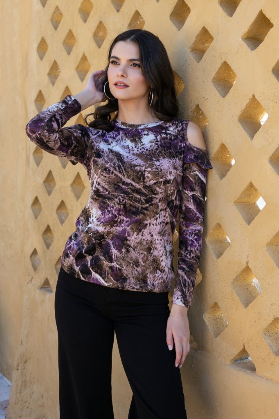 Μπλούζα εμπριμέ με κοψίματα και μικρά βολάν στους ώμους μωβ
