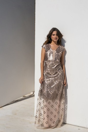 Φόρεμα αμάνικο με σχέδια από παγιέτες μπεζ