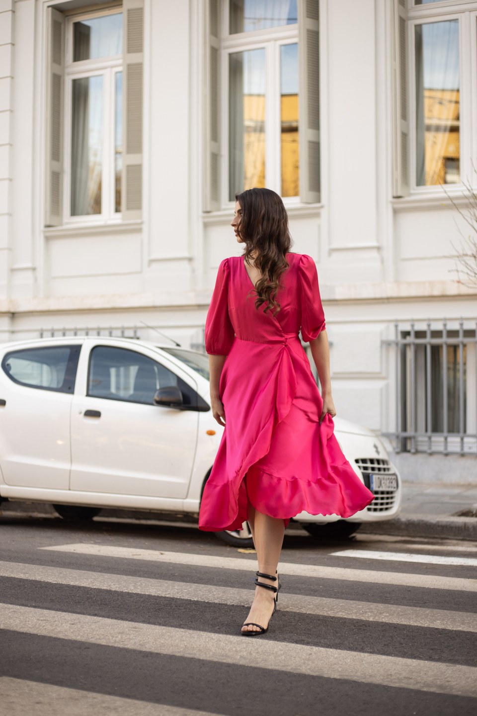 Φόρεμα με άνοιγμα και βολάν φούξια