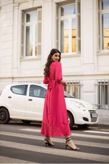 Φόρεμα με άνοιγμα και βολάν φούξια - 