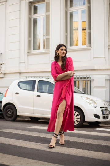 Φόρεμα με άνοιγμα και βολάν φούξια - 