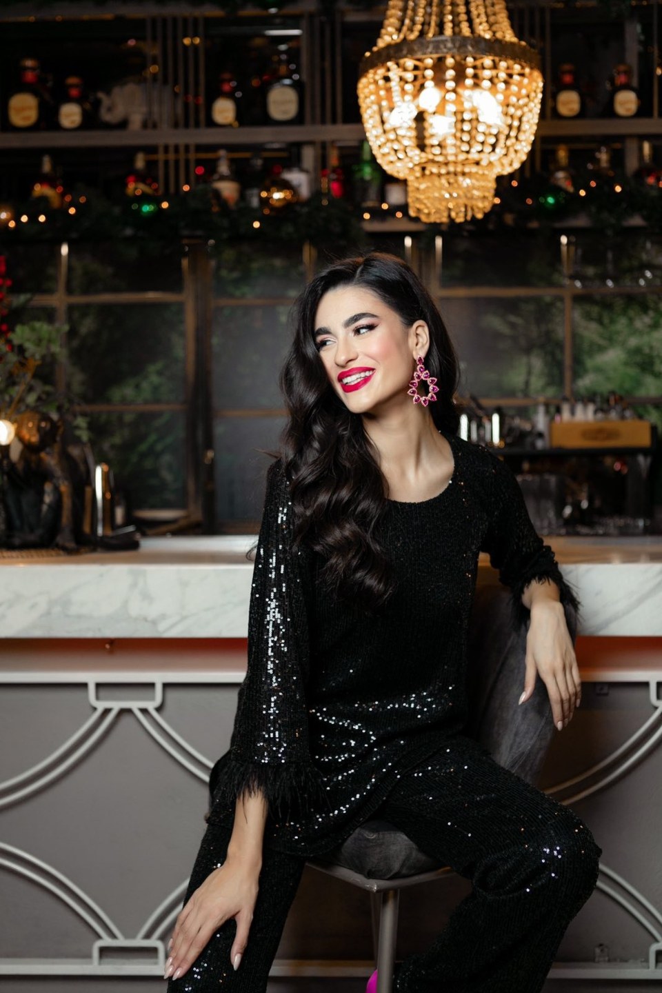  Μπλούζα με παγιέτες και φτερά στα μανίκια μαύρη 