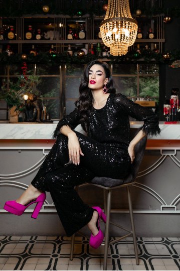  Μπλούζα με παγιέτες και φτερά στα μανίκια μαύρη  - 