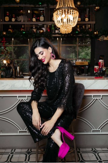  Μπλούζα με παγιέτες και φτερά στα μανίκια μαύρη  - 