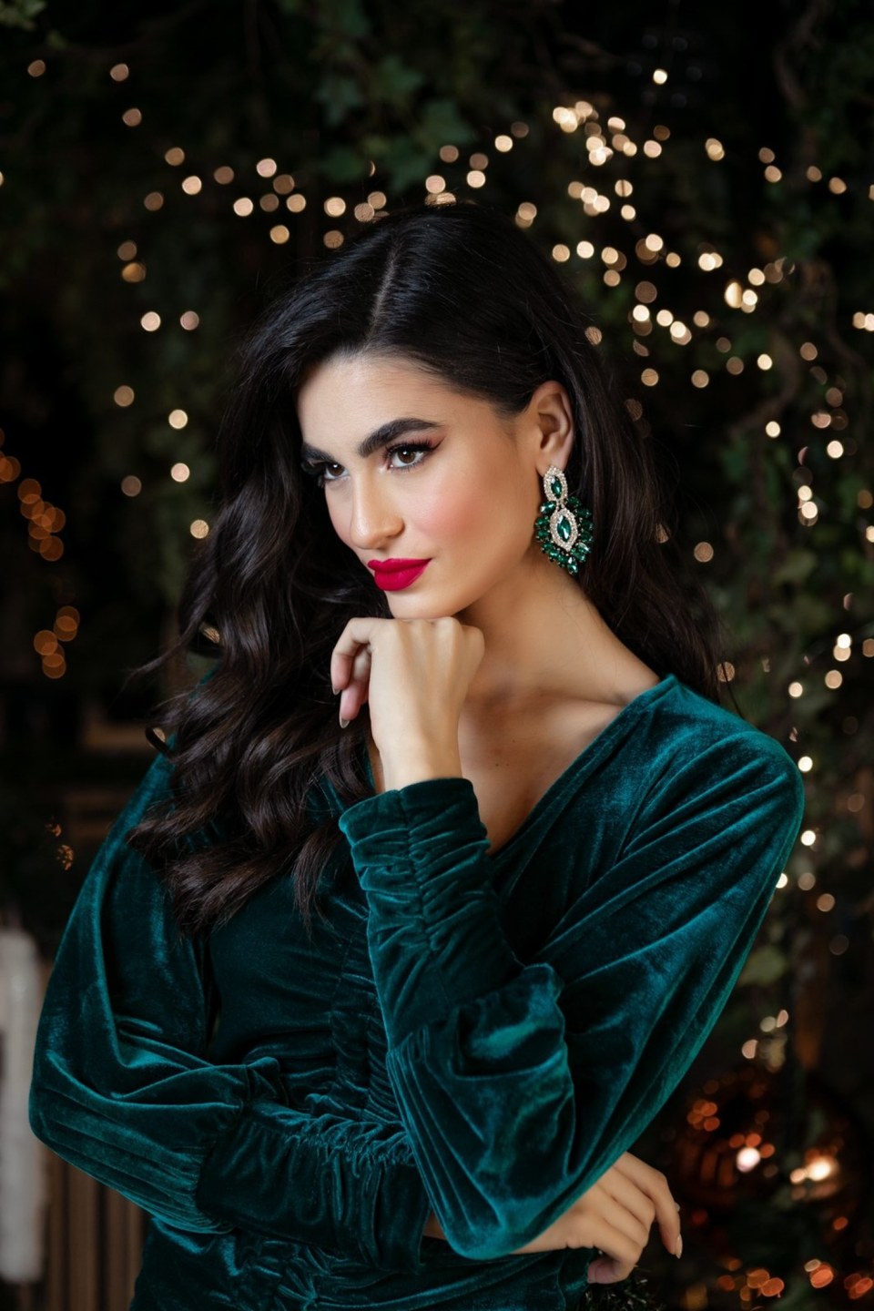 Μπλούζα βελούδινη με λαιμόκοψη V και σούρα κυπαρισσί