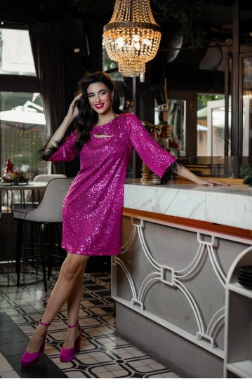 Φόρεμα με παγιέτες και φτερά στα μανίκια φούξια - 