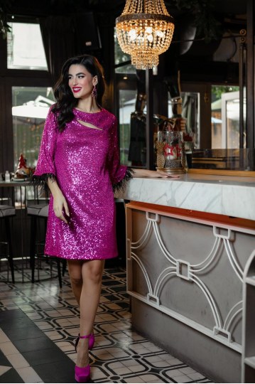 Φόρεμα με παγιέτες και φτερά στα μανίκια φούξια - 