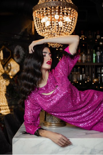 Φόρεμα με παγιέτες και φτερά στα μανίκια φούξια - 