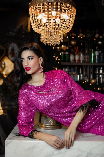 Φόρεμα με παγιέτες και φτερά στα μανίκια φούξια - 