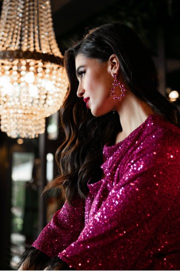 Φόρεμα με παγιέτες και φτερά στα μανίκια φούξια - 