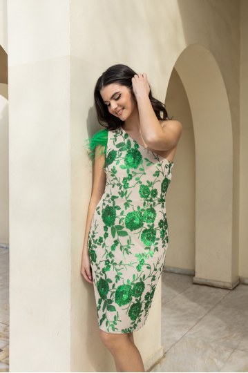 Φόρεμα μίντι με έναν ώμο έξω και φτερά εκρού-πράσινο - 