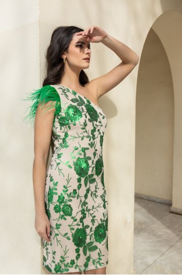 Φόρεμα μίντι με έναν ώμο έξω και φτερά εκρού-πράσινο - 