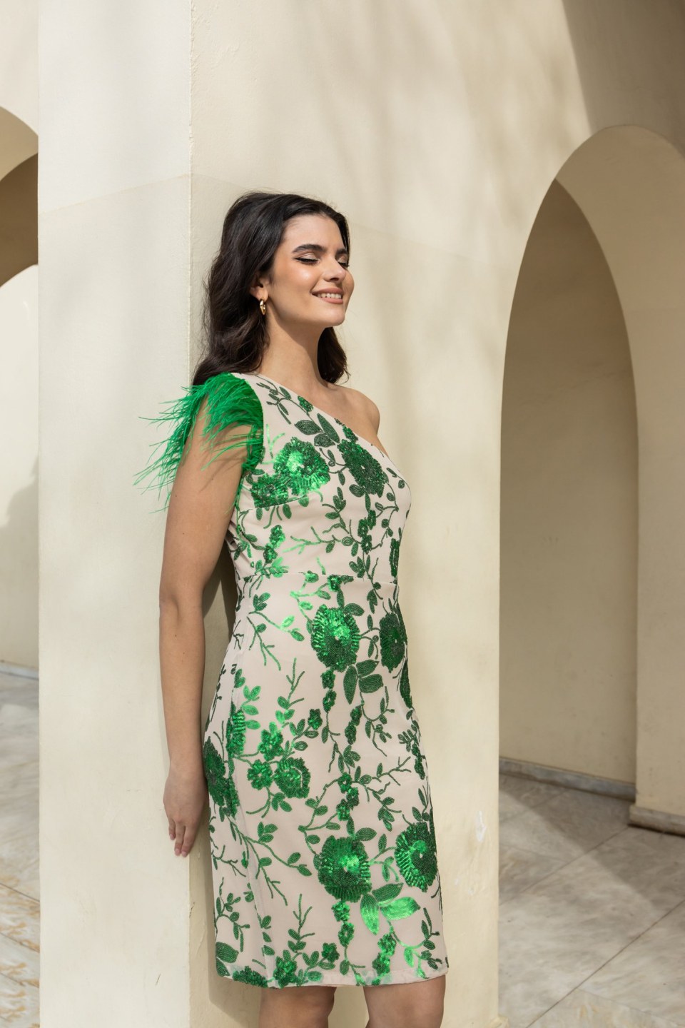 Φόρεμα μίντι με έναν ώμο έξω και φτερά εκρού-πράσινο