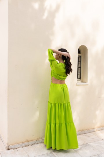 Φόρεμα με βολάν και άνοιγμα στη μέση λαχανί - 