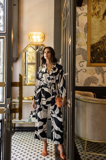 Σακάκι με ανοιχτό γιακά και ζώνη στη μέση ασπρόμαυρο