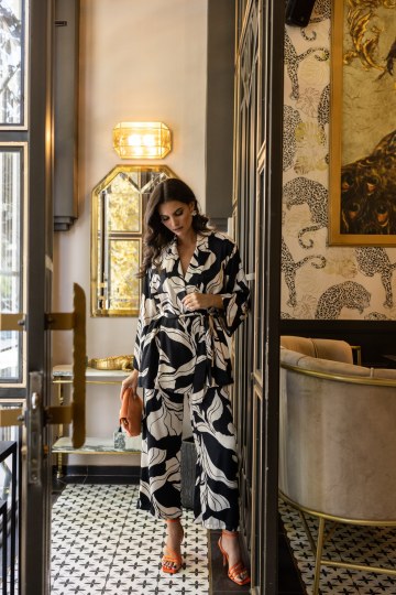 Σακάκι με ανοιχτό γιακά και ζώνη στη μέση ασπρόμαυρο - 