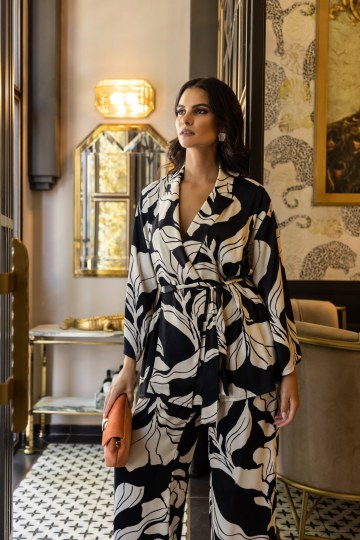 Σακάκι με ανοιχτό γιακά και ζώνη στη μέση ασπρόμαυρο - 