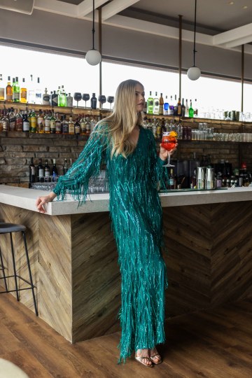  Φόρεμα με λαιμόκοψη V και κρόσια από παγιέτες πράσινο