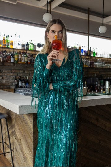  Φόρεμα με λαιμόκοψη V και κρόσια από παγιέτες πράσινο - 