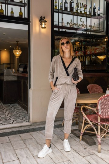 Μπλούζα βελουτέ με μαύρες λεπτομέρειες και λαιμόκοψη V μπεζ - 