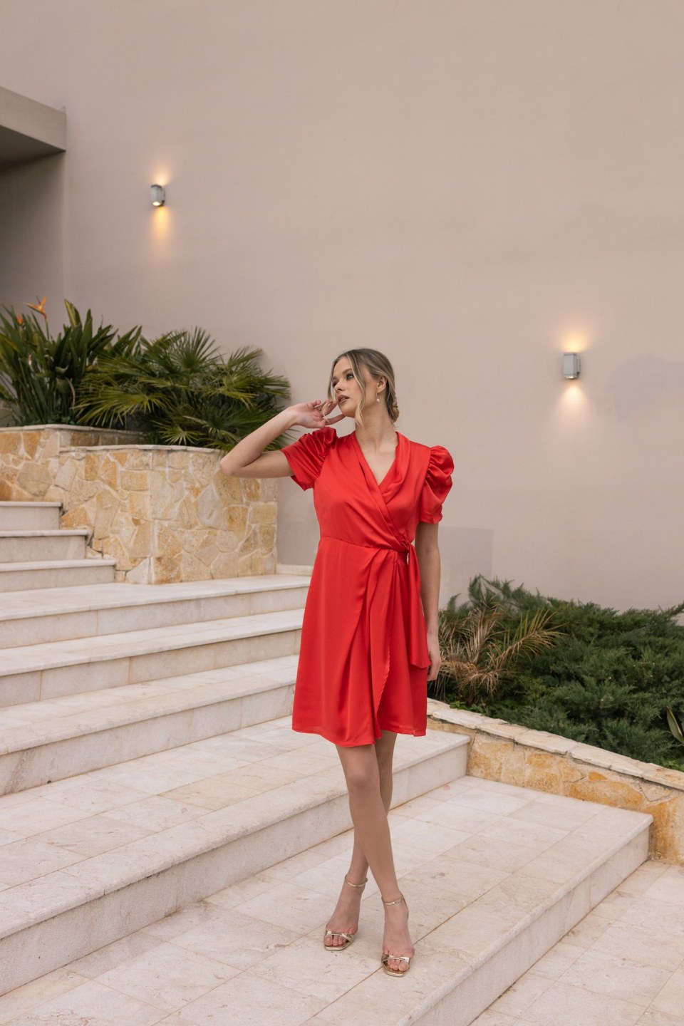 Φόρεμα με βολάν στα μανίκια κόκκινο