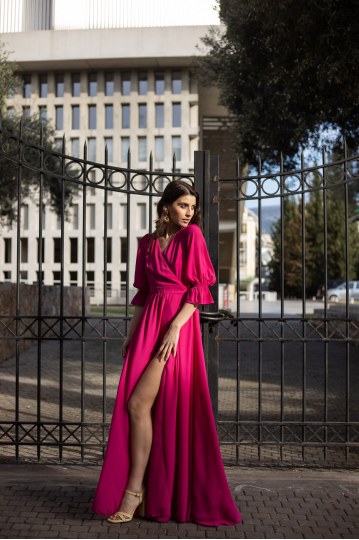 Φόρεμα με λάστιχο στα μανίκια και άνοιγμα φούξια - 